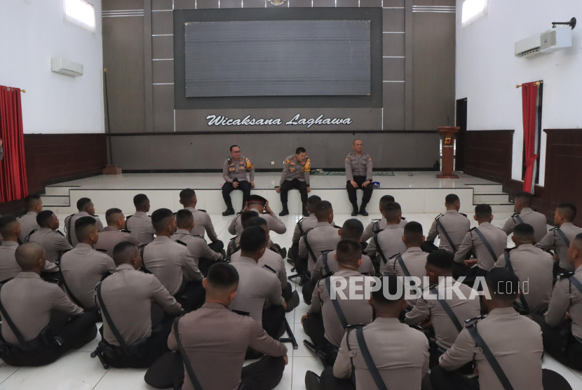 Kapolres Indramayu, AKBP Ari Setyawan Wibowo memberikan arahan kepada para siswa Latja Diktukba SPN Polda Jabar, Senin (2/12/2024). 