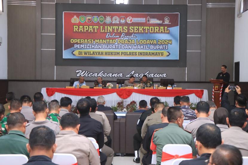 Kapolres Indramayu, AKBP Ari Setyawan Wibowo, membuka Rakor Lintas Sektoral Ops Mantap Praja Lodaya Tahun 2024 Polres Indramayu, di Aula Atmani Wedhana Polres Indramayu, Selasa (6/8/2024). 