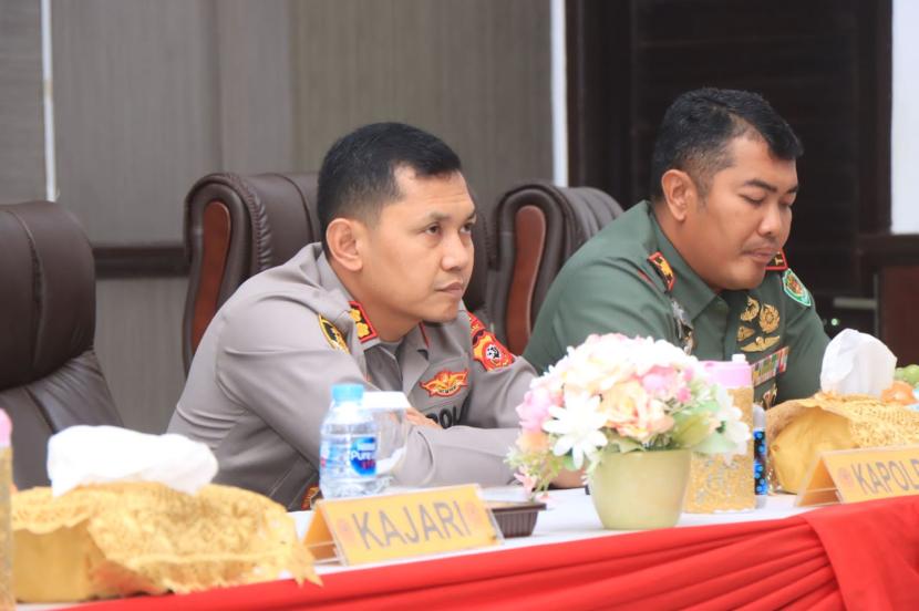 Kapolres Indramayu, AKBP Ari Setyawan Wibowo, membuka Rakor Lintas Sektoral Ops Mantap Praja Lodaya Tahun 2024 Polres Indramayu, di Aula Atmani Wedhana Polres Indramayu, Selasa (6/8/2024). 