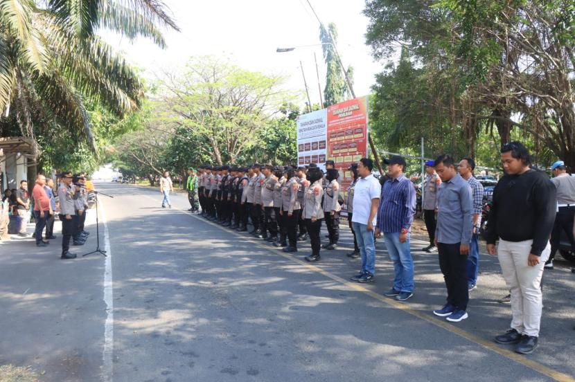 Kapolres Indramayu, AKBP Ari Setyawan Wibowo, memimpin langsung Apel Kesiapan Pengamanan Deklarasi dan Pengawalan Pendaftaran Paslon Bupati dan Wakil Bupati, di Kantor KPU Kabupaten Indramayu, Selasa (27/8/2024). 