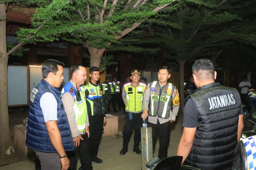 Kapolres Indramayu, AKBP Ari Setyawan Wibowo, memimpin patroli KRYD (Kegiatan Rutin Yang Ditingkatkan) skala besar, Sabtu (27/7/2024) malam. 