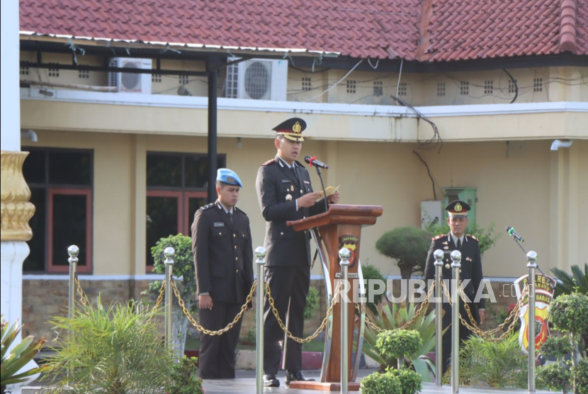 Kapolres Indramayu, AKBP Ari Setyawan Wibowo memimpin upacara peringatan Hari Bela Negara ke-76, di lapangan apel Mako Polres Indramayu, Kamis (19/12/2024). 