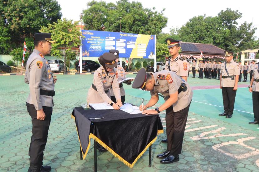 Kapolres Indramayu, AKBP Ari Setyawan Wibowo, memimpin upacara serah terima jabatan (sertijab) terhadap sejumlah pejabat Polres Indramayu, Jumat, (16/8/2024). 