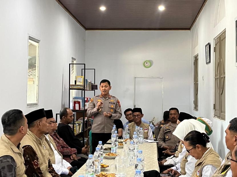 Kapolres Indramayu, AKBP Ari Setyawan Wibowo, mendampingi FKUB Kabupaten Indramayu dalam kunjungan ke gereja untuk memperkuat toleransi antarumat beragama