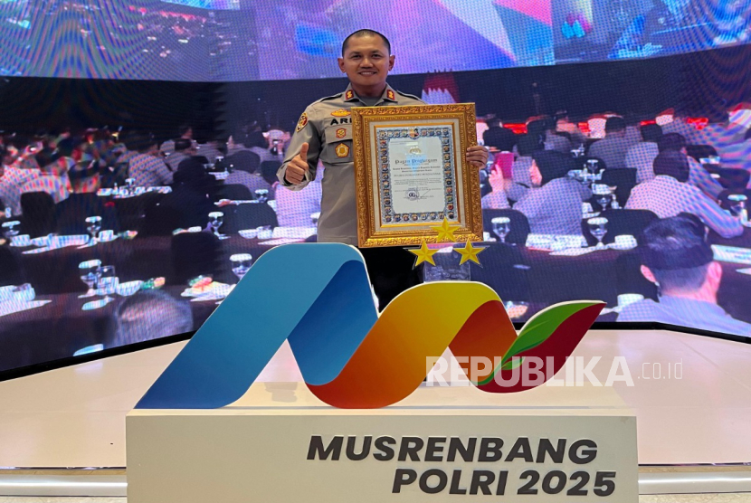 Kapolres Indramayu, AKBP Ari Setyawan Wibowo, menerima penghargaan pelayanan publik kategori “Pelayanan Prima (A)” dari kapolri. 