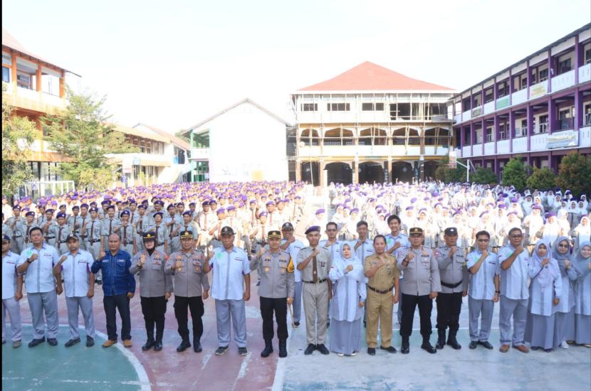 Kapolres Indramayu, AKBP Ari Setyawan Wibowo mengadakan sosialisasi ke para pelajar di SMK PGRI Jatibarang, Kabupaten Indramayu. 