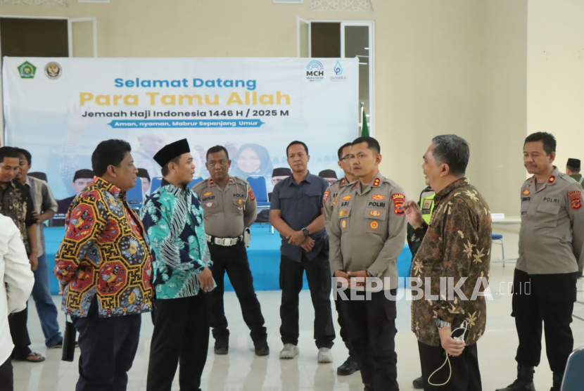 Kapolres Indramayu, AKBP Ari Setyawan Wibowo mengecek langsung pengamanan di Asrama Haji Embarkasi Kertajati, Kecamatan Lohbener, Kabupaten Indramayu. 