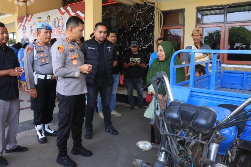 Kapolres Indramayu, AKBP Ari Setyawan Wibowo, mengembalikan motor tiga roda milik warga yang sebelumnya dicuri oleh tersangka yang telah berhasil ditangkap jajaran Satreskrim Polres Indramayu. 