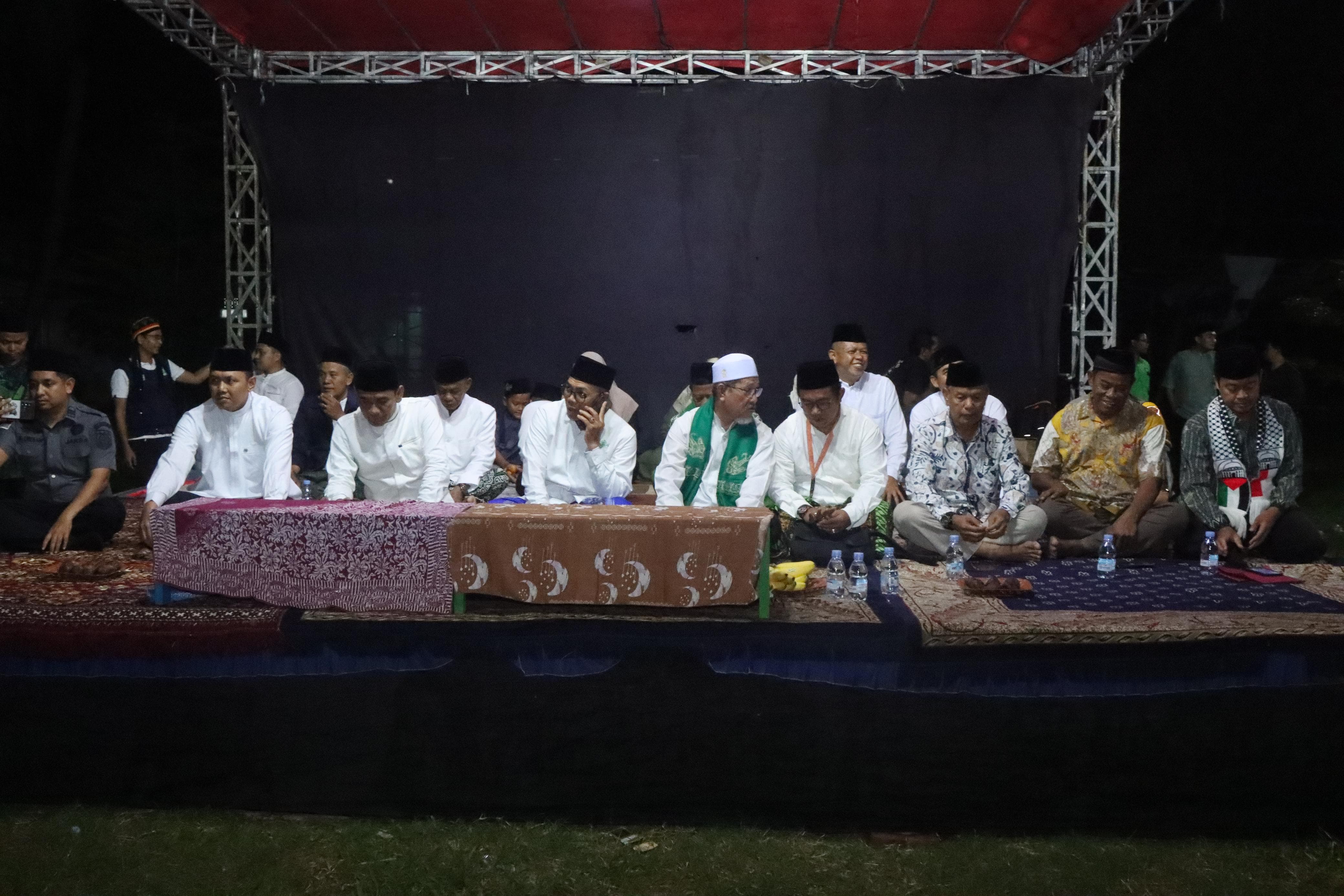 Kapolres Indramayu, AKBP Ari Setyawan Wibowo menghadiri malam puncak peringatan Harlah NU ke-102, di Alun-alun Ki Bagus Sawo, Kecamatan Gabuswetan, Sabtu (1/2/2025) malam.