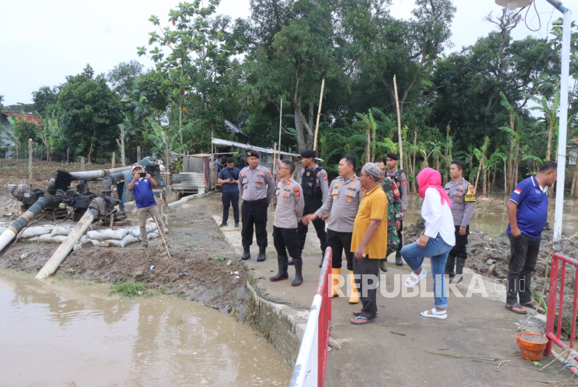 Kapolres Indramayu, AKBP Ari Setyawan Wibowo meninjau sejumlah lokasi terdampak banjir luapan sungai Cimanuk di Kecamatan Indramayu dan Kecamatan Pasekan, Kabupaten Indramayu, Jumat (24/1/2025). 