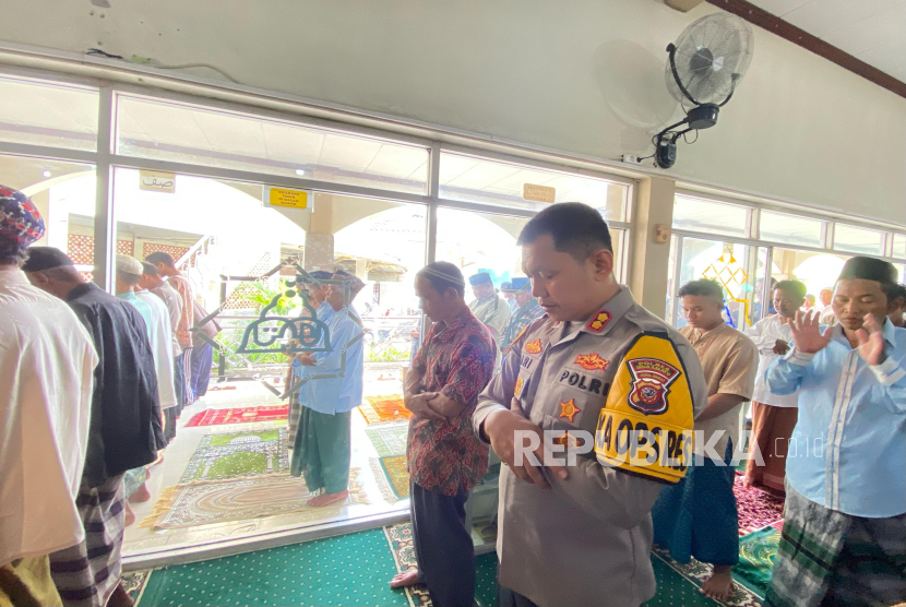 Kapolres Indramayu, AKBP Ari Setyawan Wibowo menunaikan shalat Jumat berjamaah bersama warga di Masjid At-Taqwa, Desa Parean Girang, Kecamatan Kandanghaur, Jumat (21/3/2025)