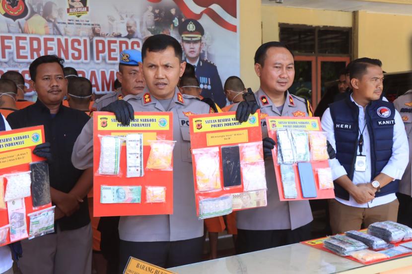 Kapolres Indramayu, AKBP Ari Setyawan Wibowo, menunjukkan barang bukti kasus narkoba, di Mapolres Indramayu, Rabu (4/9/2024). 