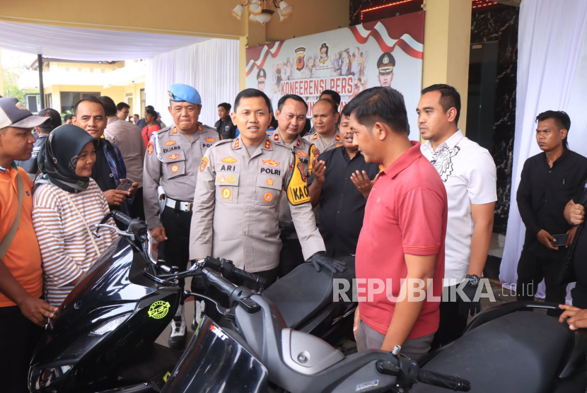 Kapolres Indramayu, AKBP Ari Setyawan Wibowo menunjukkan barang bukti dalma kasus curanmor, di Mapolres Indramayu, Senin (25/11/2024). 