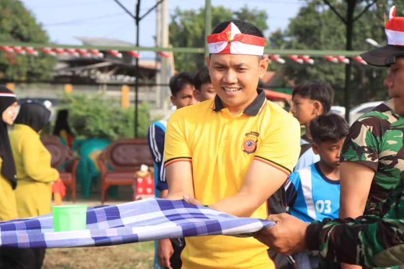 Kapolres Indramayu, AKBP Ari Setyawan Wibowo, saat menghadiri lomba olah raga tradisional dalam rangka HUT Kemerdekaan RI, di Lapangan Sepak Bola Ambrar, Desa/Kecamatan Lohbener, Kabupaten Indramayu, Jumat (9/8/2024). 