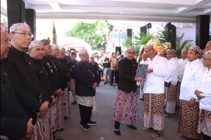 Kapolres Indramayu, AKBP Ari Setyawan Wibowo turut serta dalam Kirab Tunggul dan Pataka Lambang Daerah, menyambut Hari Jadi Indramayu yang ke-497 tahun, Senin (7/10/2024). 