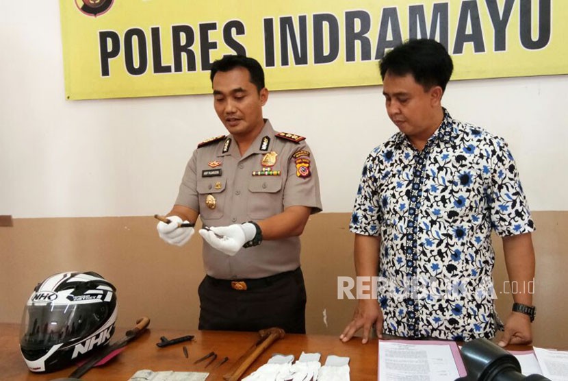 Kapolres Indramayu, AKBP Arif Fajarudin  (berseragam) menunjukkan barang bukti kejahatan pelaku begal dan curanmor, di Mapolres Indramayu, Jumat (17/11). 