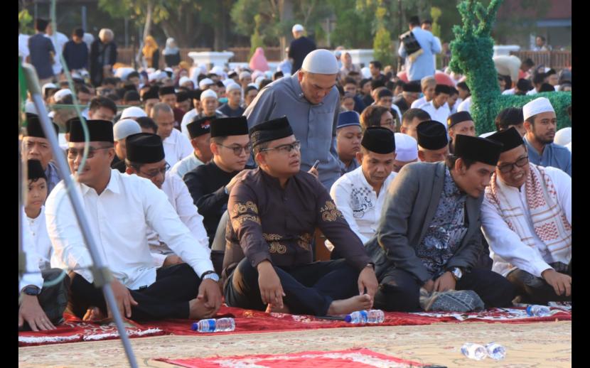 Kapolres Indramayu, AKBP M Fahri Siregar bersama Forkopimda dan umat Islam mengikuti shalat Idul Adha di Alun-alun Puspawangi Kabupaten Indramayu, Senin (17/6/2024). 