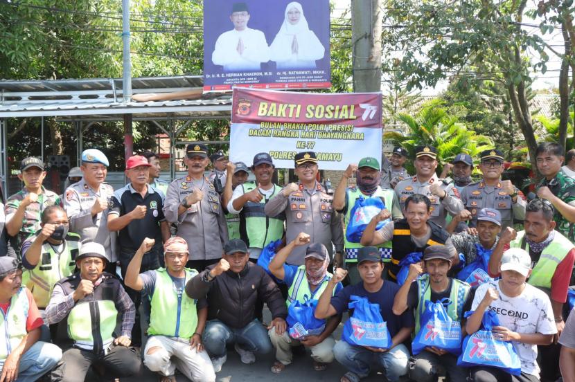 Kapolres Indramayu, AKBP M Fahri siregar dan jajarannya menyerahkan bantuan kepada para tukang ojek dan tukang becak, Jumat (9/6/2023).