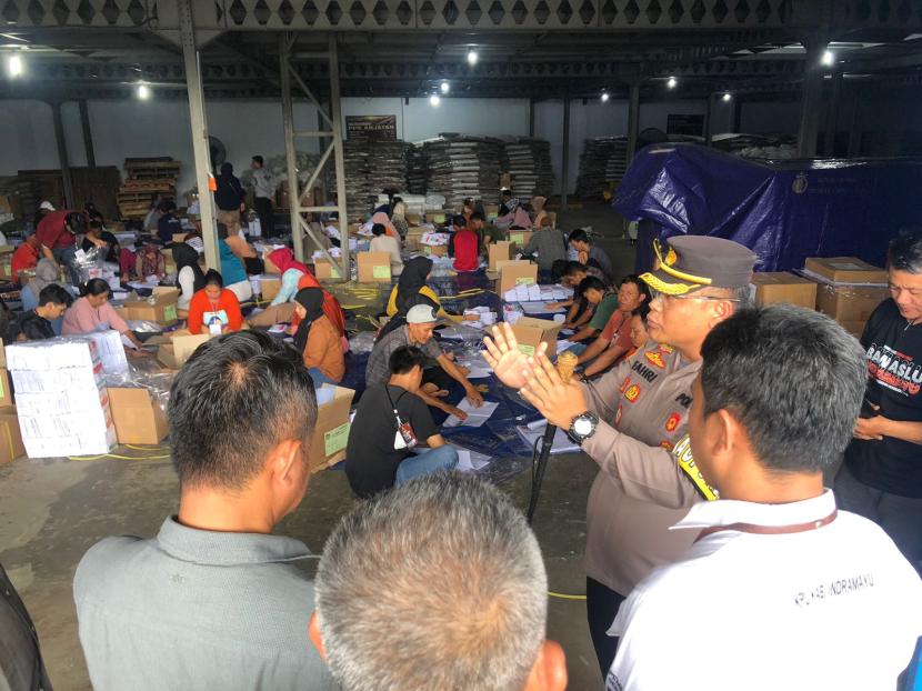 Kapolres Indramayu, AKBP M Fahri Siregar melakukan monitoring dan pengamanan terhadap gudang logistik KPU Kabupaten Indramayu yang menjadi lokasi sortir dan pelipatan surat suara untuk Pemilu 2024, Senin (8/1/2024).