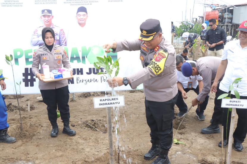 Kapolres Indramayu, AKBP M Fahri Siregar, melakukan penanaman pohon bersama Forkopimda dan berbagai stakeholder terkait di Pantai Karangsong, Kecamatan Indramayu, Kabupaten Indramayu.