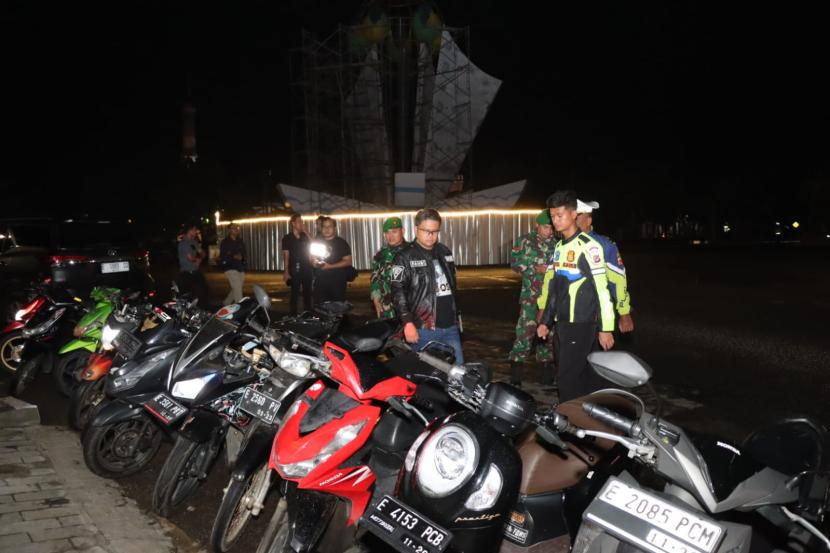 Kapolres Indramayu, AKBP M Fahri Siregar, memimpin patroli skala besar dan menjaring sejumlah kendaraan yang menggunakan knalpot brong, Sabtu (6/1/2024) malam. Kegiatan itu juga dilakukan bersama dengan Kodim 0616/Indramayu. 