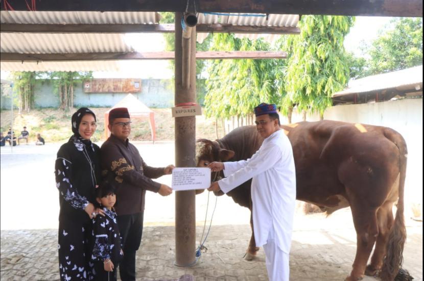 Kapolres Indramayu, AKBP M Fahri Siregar, memimpin penyembelihan hewan kurban di Lapangan Tembak Polres Indramayu, Senin (17/6/2024). 