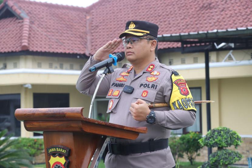 Kapolres Indramayu, AKBP M Fahri Siregar, memimpin upacara kenaikan pangkat pengabdian dan reguler terhadap personel Polres Indramayu, di lapangan Apel Polres Indramayu, Selasa (2/1/2024). 