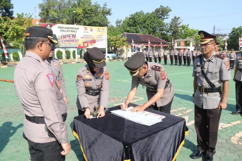 Kapolres Indramayu, AKBP M Fahri Siregar, memimpin upacara serah terima jabatan di lingkungan Polres Indramayu, Rabu (28/6/2023).