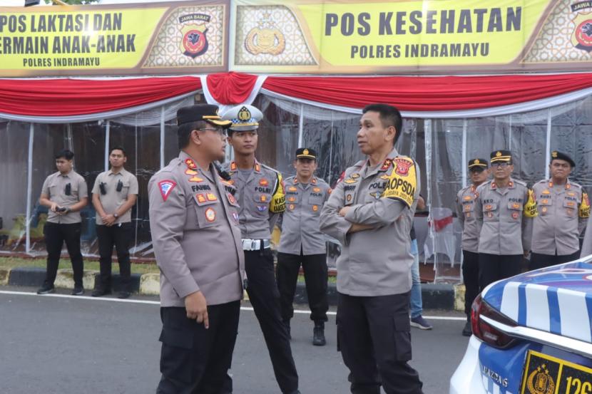 Kapolres Indramayu AKBP M Fahri Siregar mendampingi Kapolda Jawa Barat, Irjen Pol Akhmad Wiyagus saat melakukan peninjauan dan pengecekan Rest Area KM 130 A Tol Cipali, Kabupaten Indramayu, Senin (1/4/2024). 