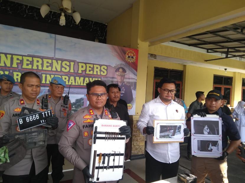 Kepala Polres (Kapolres) Indramayu AKBP M Fahri Siregar menunjukkan barang bukti kasus pencurian kendaraan bermotor (curanmor) di Markas Polres Indramayu, Jawa Barat, Senin (16/1/2023). 