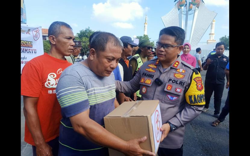Kapolres Indramayu, AKBP M Fahri Siregar, menyerahkan bantuan paket sembako kepada masyarakat, Jumat (14/6/2024). 
