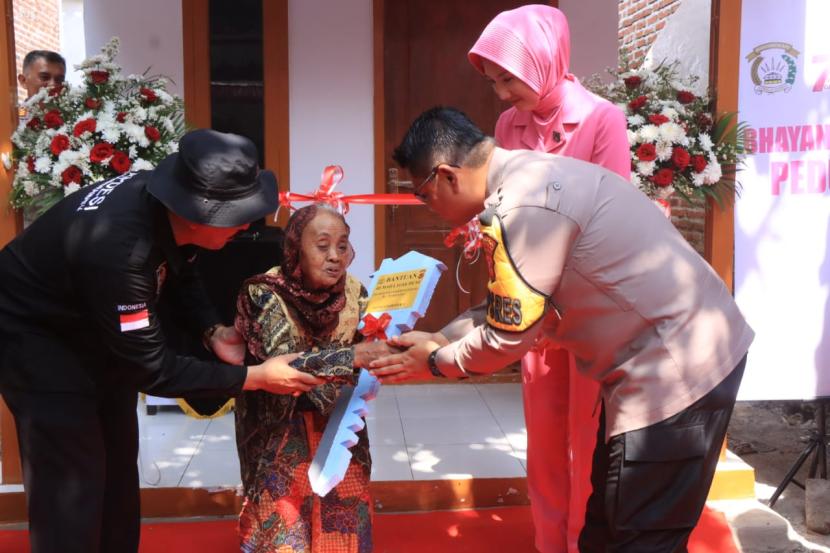 Kapolres Indramayu, AKBP M Fahri Siregar, meresmikan bantuan rumah layak huni bagi warga di Sambimaya, Kecamatan Juntinyuat, Kabupaten Indramayu, Selasa (25/6/2024). 