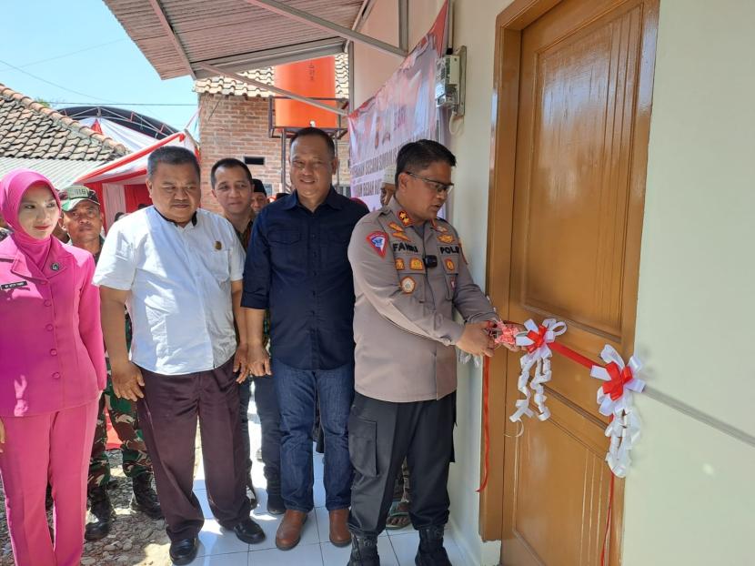Kapolres Indramayu, AKBP M Fahri Siregar, meresmikan rumah layak huni di Desa Rajasinga, Kecamatan Terisi, Kabupaten Indramayu, Jumat (25/8/2023).