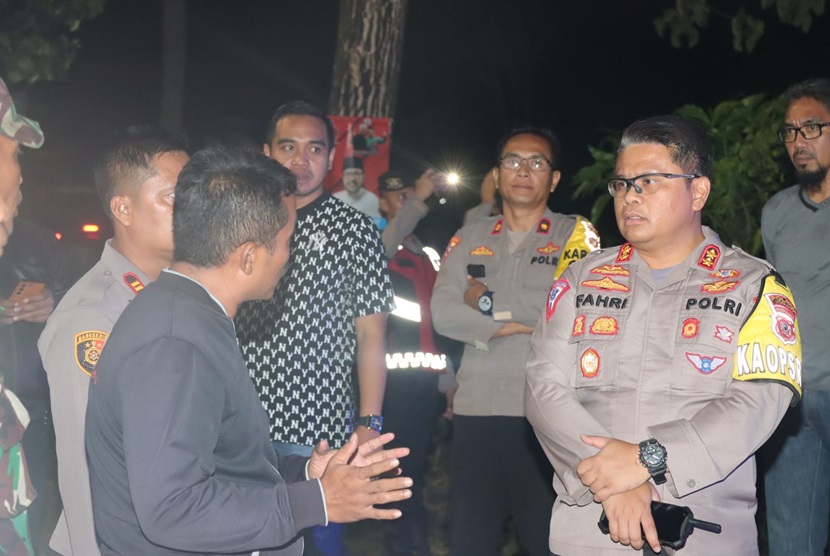 Kapolres Indramayu, AKBP M Fahri Siregar, saat memimpin Kegiatan Rutin Yang Ditingkatkan (KRYD), dalam rangka menciptakan kondisi kamtibmas yang aman menjelang Tahun Baru 2024, Sabtu (30/12/2023) malam hingga Ahad (31/12/2023) dini hari.