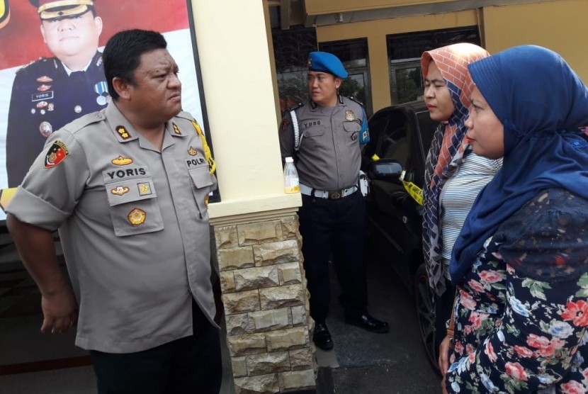 Kapolres Indramayu, AKBP M Yoris MY Marzuki, berbincang dengan dua korban trafficking di Mapolres Indramayu, Jumat (25/10). Kedua korban berhasil diselamatkan saat hendak diberangkatkan secara ilegal ke Irak.