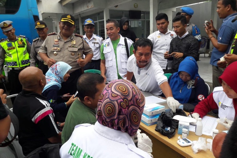 Kapolres Indramayu, AKBP M Yoris MY Marzuki mengecek kondisi kendaraan angkutan umum dan kesehatan para pengemudinya di Terminal Indramayu, Jumat (21/12). Pengecekan dilakukan jelang libur Nataru.