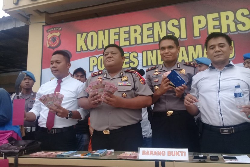 Kapolres Indramayu, AKBP M Yoris MY Marzuki menunjukkan barang bukti uang dana desa milik Desa Cikedung, Kecamatan Cikedung, Kabupaten Indramayu, di Mapolres Indramayu, Kamis (17/1) petang. Uang senilai Rp 409 juta itu dicuri oleh tersangka, yang salah satunya digunakan untuk membeli narkoba jenis sabu-sabu.