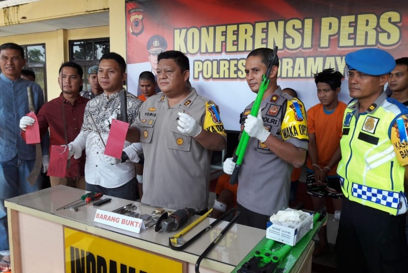 Kapolres Indramayu, AKBP M Yoris MY Marzuki (tengah), menunjukkan senjata api dan senjata tajam yang digunakan para pelaku begal di pantura Indramayu, Jumat (31/5).  Sebanyak empat pelaku begal ditembak kakinya karena berusaha kabur dan melawan saat hendak ditangkap. 