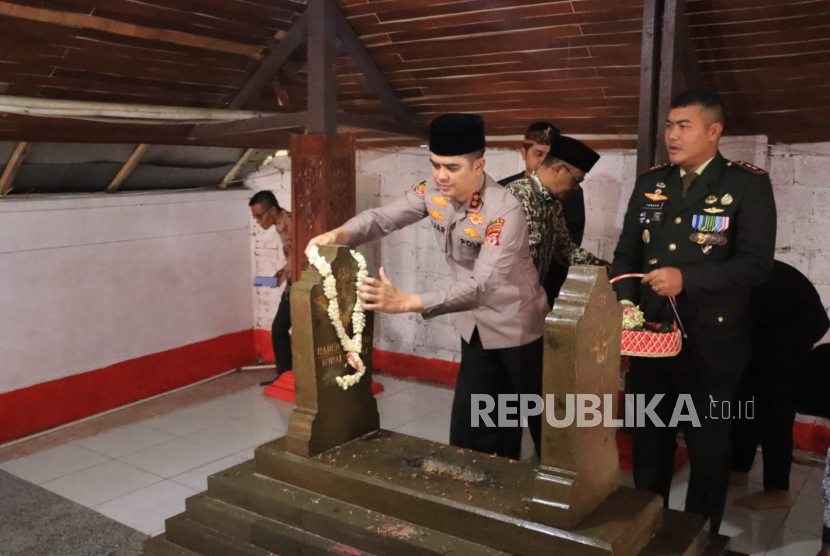 Kapolres Indramayu, AKBP Mochamad Fajar Gemilang, bersama Forkopimda melaksanakan ziarah ke Makam Raden Arya Wiralodra, yang merupakan pendiri Kabupaten Indramayu, Jumat (3/10/2025). 