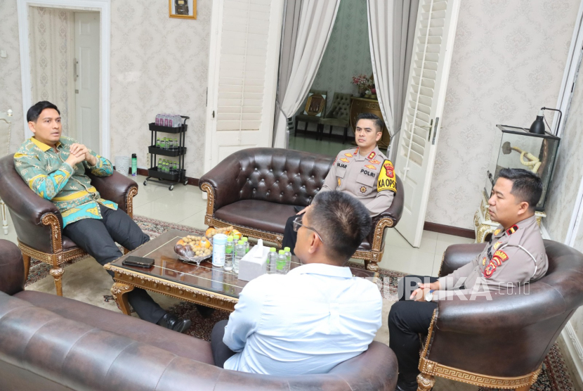 Kapolres Indramayu, AKBP Mochamad Fajar Gemilang, bersilaturahmi ke Pendopo Bupati Indramayu, dan disambut langsung oleh Bupati Indramayu, Lucky Hakim, Kamis (24/7/2025). 