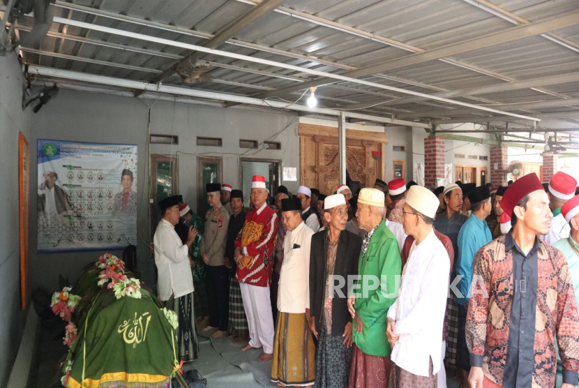 Kapolres Indramayu, AKBP Mochamad Fajar Gemilang, melakukan takziah ke kediaman almarhum KH Abdurrosyid, tokoh agama yang juga menjabat Ketua Da’i Kamtibmas Polres Indramayu, Ahad (3/8/2025).