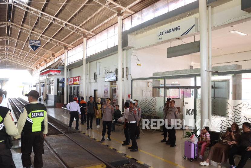 Kapolres Indramayu, AKBP Mochamad Fajar Gemilang,  memimpin razia dan penyekatan di sejumlah titik untuk mengantisipasi adanya mobilisasi pelajar yang berangkat demo ke Jakarta, Kamis (28/8/2025). 