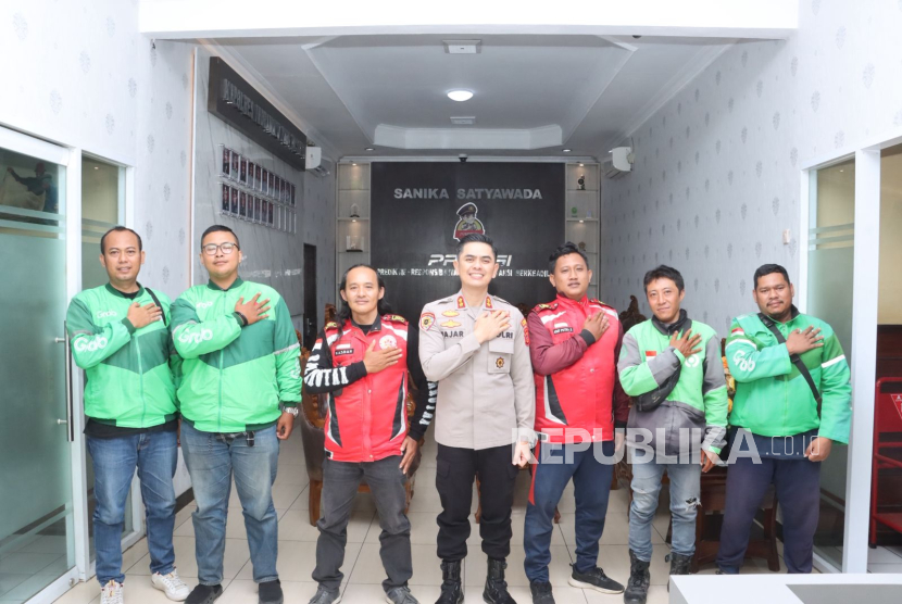 Kapolres Indramayu, AKBP Mochamad Fajar Gemilang,  menggelar silaturahmi dengan komunitas ojek online (ojol), di Mapolres Indramayu, Jumat (29/8/2025). 