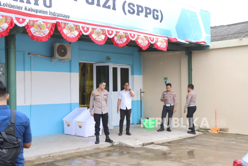 Kapolres Indramayu, AKBP Mochamad Fajar Gemilang meninjau lokasi Satuan Pelayanan Pemenuhan Gizi (SPPG) di Jl Raya Pantura, Desa Larangan, Kecamatan Lohbener, Kabupaten Indramayu, Selasa (19/8/2025). 