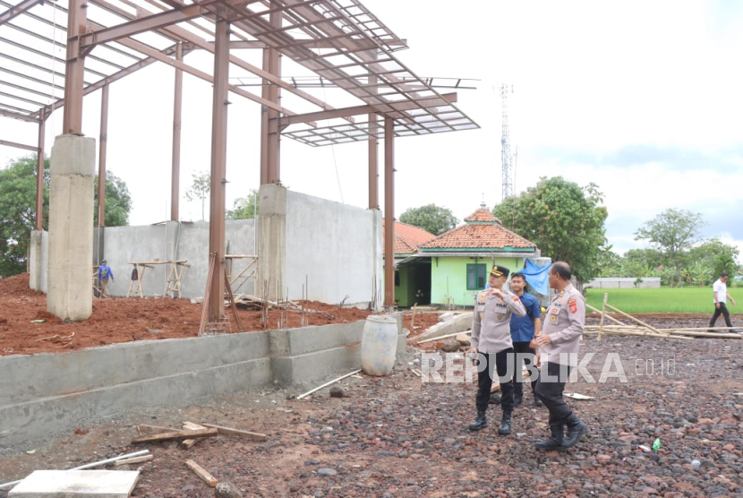 Kapolres Indramayu, AKBP Mochamad Fajar Gemilang  meninjau pembangunan Gudang Ketahanan Pangan Polri, di Desa Telagasari, Kecamatan Lelea, Kabupaten Indramayu, Selasa (19/8/2025). 