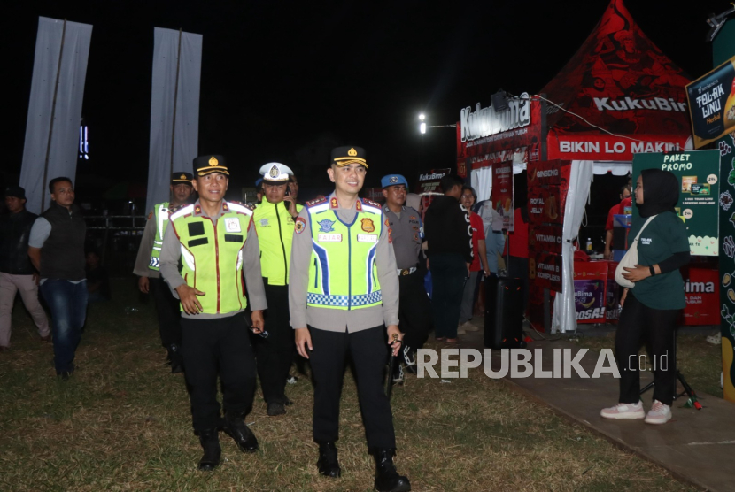 Kapolres Indramayu, AKBP Mochamad Fajar Gemilang, turun langsung memantau pengamanan kegiatan Karnaval SCTV Tahun 2025 di Lapangan Sport Center Indramayu, Sabtu (2/8/2025) malam.