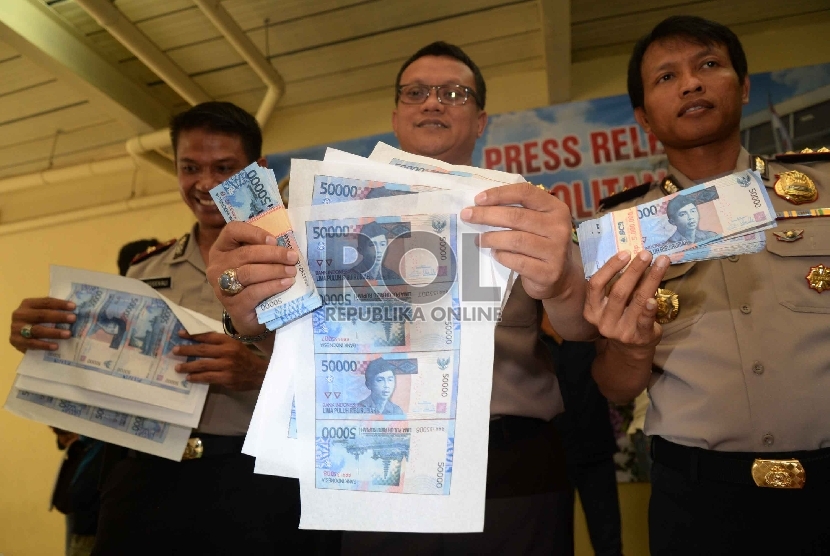 Kapolres Jakarta Barat Kombes Pol Rudy Heryanto Adi Nugroho menunjukkan barang bukti kejahatan berupa uang kertas palsu ketika Rilis pengedar uang kertas palsu di Polres Jakarta Barat, Jakarta, Jumat (25/9).Republika/Yasin Habibi