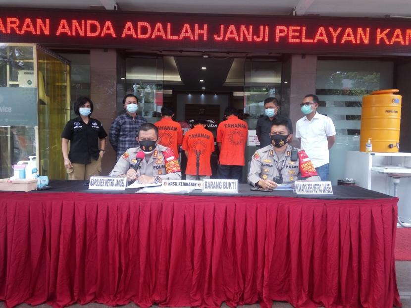 Kapolres Jakarta Selatan Kompol Budi Sartono sedang memaparkan kasus jambret ponsel, yang dilakukan oleh tiga pelajar, di Mapolres Jakarta Selatan, Kamis (22/10).