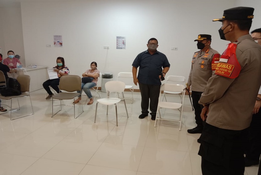 Kapolres Jakarta Selatan meninjau vaksinasi Covid-19 di Siloam Hospitals Mampang. Kegiatan Vaksinasi merupakan hasil sinergi Polsek Pancoran bersama Siloam Hospitals, Rabu, (09/06)