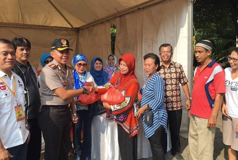 Kapolres Jakarta Timur Kombes Pol Andry Wibowo memberikan secara simbolis paket santunan anak yatim pada acara bazaar amal umat